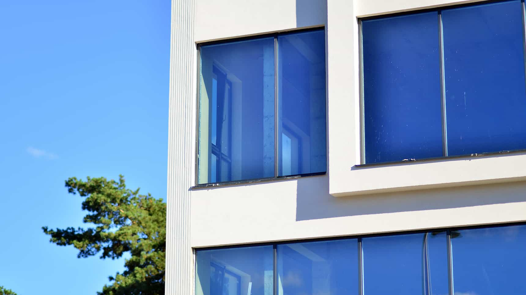 Fragmento de paredes de fachada de vidrio y metal. Ventanas de aluminio Barcelona.